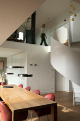 Luxe Penthouse in Vianen-INGE VAN POPPEL INTERIEURARCHITECTUUR-bakstenen roomdivider,designklassiekers interieur,Keuken,lichte villa inrichting,luxe villa bosrand,luxe woonkeuken,nieuwbouwvilla interieur,open woonruimte,warme leefkeuken-Stijlvol Penthouse in Vianen-OBLY