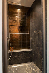 Luxe Penthouse in Vianen-INGE VAN POPPEL INTERIEURARCHITECTUUR-bakstenen roomdivider,designklassiekers interieur,Keuken,lichte villa inrichting,luxe villa bosrand,luxe woonkeuken,nieuwbouwvilla interieur,open woonruimte,warme leefkeuken-Stijlvol Penthouse in Vianen-OBLY