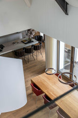 Luxe Penthouse in Vianen-INGE VAN POPPEL INTERIEURARCHITECTUUR-bakstenen roomdivider,designklassiekers interieur,Keuken,lichte villa inrichting,luxe villa bosrand,luxe woonkeuken,nieuwbouwvilla interieur,open woonruimte,warme leefkeuken-Stijlvol Penthouse in Vianen-OBLY