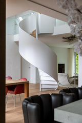 Luxe Penthouse in Vianen-INGE VAN POPPEL INTERIEURARCHITECTUUR-bakstenen roomdivider,designklassiekers interieur,Keuken,lichte villa inrichting,luxe villa bosrand,luxe woonkeuken,nieuwbouwvilla interieur,open woonruimte,warme leefkeuken-Stijlvol Penthouse in Vianen-OBLY