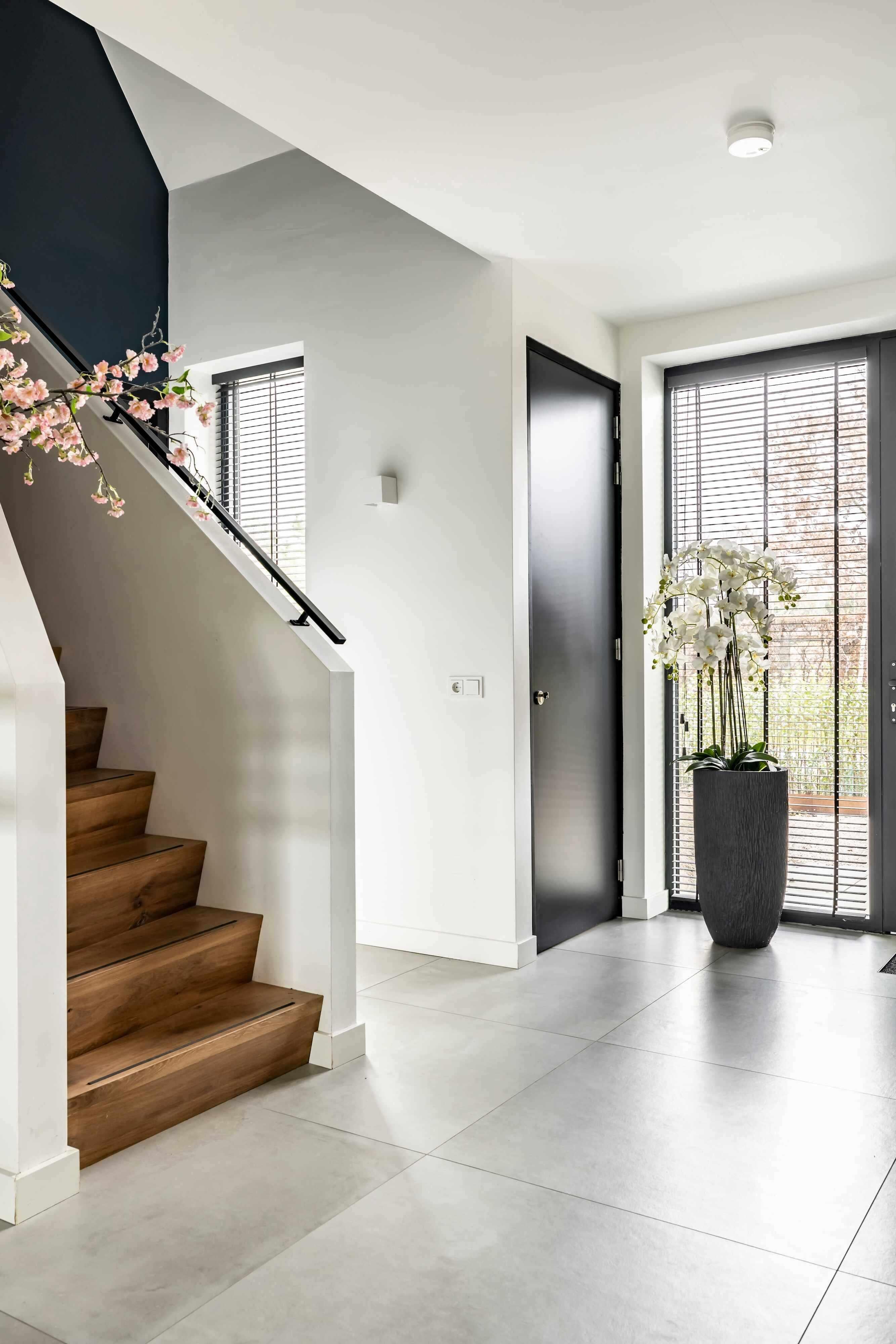 Luxe Villa aan de Bosrand-INGE VAN POPPEL INTERIEURARCHITECTUUR-bakstenen roomdivider,designklassiekers interieur,Keuken,lichte villa inrichting,luxe villa bosrand,luxe woonkeuken,nieuwbouwvilla interieur,open woonruimte,warme leefkeuken-Villa aan de Bosrand | Luxe Wonen met Natuurlijke Charme-OBLY