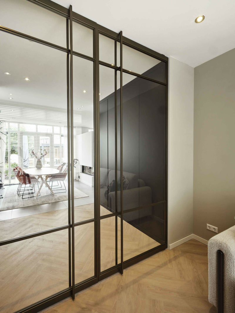Luxe Woonkamer Kast met Zwart Eiken en Glazen Deuren-OBLY-Luxe Woonkamer Kast met Zwart Eiken en Glazen Deuren | Op Maat Gemaakt-OBLY