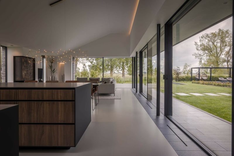 Luxe Woonkamer met Open Haard en En-suite Master Bedroom met Uitzicht-OBLY-ensuite,Keuken,Openhaard,Woonkamer-OBLY