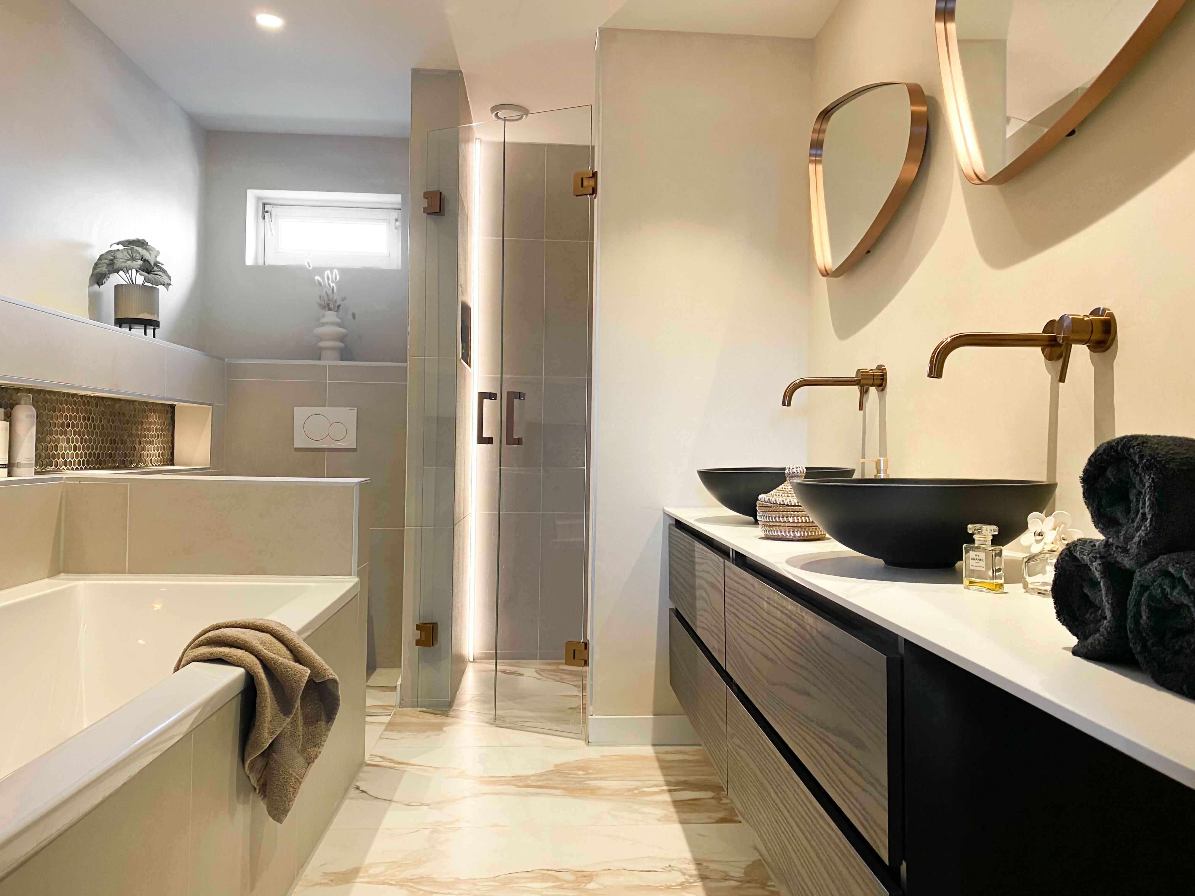 Luxe badkamer & gastenverblijf met badkamer ensuite-Studio Roos-Badkamer,Hotel chique,Koperen details,Marmerlook tegels-Luxe Interieur door Studio Roos: Boutique Hotelgevoel Thuis-OBLY