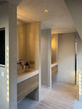 Luxe badkamer met marmer en warme accenten-Abstrct interieur-Badkamer,badkamer design,bronzen kranen,luxe badkamer,maatwerk wastafel,marmer badkamer,moderne badkamer-Luxe badkamer met marmer | Moderne badkamer inspiratie-OBLY