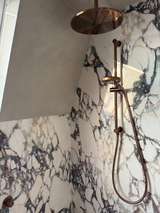 Luxe badkamer met marmer en warme accenten-Abstrct interieur-Badkamer,badkamer design,bronzen kranen,luxe badkamer,maatwerk wastafel,marmer badkamer,moderne badkamer-Luxe badkamer met marmer | Moderne badkamer inspiratie-OBLY