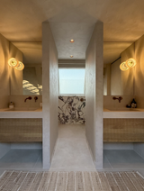 Luxe badkamer met marmer en warme accenten-Abstrct interieur-Badkamer,badkamer design,bronzen kranen,luxe badkamer,maatwerk wastafel,marmer badkamer,moderne badkamer-Luxe badkamer met marmer | Moderne badkamer inspiratie-OBLY