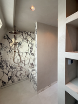 Luxe badkamer met marmer en warme accenten-Abstrct interieur-Badkamer,badkamer design,bronzen kranen,luxe badkamer,maatwerk wastafel,marmer badkamer,moderne badkamer-Luxe badkamer met marmer | Moderne badkamer inspiratie-OBLY