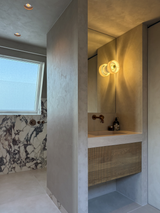 Luxe badkamer met marmer en warme accenten-Abstrct interieur-Badkamer,badkamer design,bronzen kranen,luxe badkamer,maatwerk wastafel,marmer badkamer,moderne badkamer-Luxe badkamer met marmer | Moderne badkamer inspiratie-OBLY