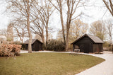 Luxe eiken buitenverblijf met ambachtelijke houtconstructie-Bosmaat-authentiekvakmanschap,eikenconstructie,houtenbuitenverblijf,landelijke tuin,luxeoverkapping,maatwerkhoutbouw,tuinpaviljoen-Luxe Houten Buitenverblijf met Authentieke Eiken Constructie-OBLY