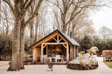 Luxe eiken buitenverblijf met ambachtelijke houtconstructie-Bosmaat-authentiekvakmanschap,eikenconstructie,houtenbuitenverblijf,landelijke tuin,luxeoverkapping,maatwerkhoutbouw,tuinpaviljoen-Luxe Houten Buitenverblijf met Authentieke Eiken Constructie-OBLY