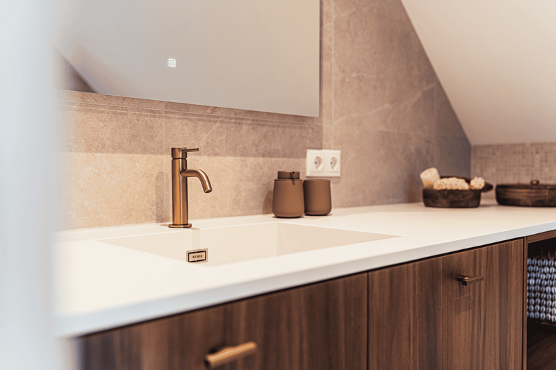 Luxe en Warm Maatwerk Badkamerinterieur-struijkinterieur-Badkamer-Luxe Maatwerk Badkamer met Warme Houttinten -OBLY