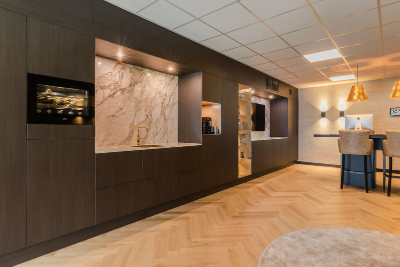 Luxe kantoorinterieur met marmer en visgraatvloer-MH Interieurdesign-kantoorinterieur,maatwerk kast,visgraatvloer-Luxe kantoorinterieur | MH Interieurdesign-OBLY