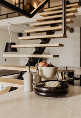 Luxe loft in oude textielfabriek met maatwerk keuken en designtrap-Met Danique-1573 Hout,Beetje.home,designtrap,exclusieve woning,Geldrop,Gietvloer,Industrieel wonen,Interieurontwerp,Kookeiland,loft,Loft interieur,luxe badkamer,Luxe loft,maatwerk keuken,MetDanique,oude textielfabriek,ribbelglas,wijnrek,zwarte keuken-OBLY
