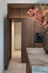Luxe maatwerk keuken in donker eiken met kookeiland-Len meubelen-Donker eiken keuken,Donkere keuken,Eiken keuken,Greeploze keuken,Keuken,Kookeiland,Marmeren werkblad,Wijnklimaatkast-OBLY