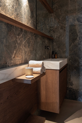 Luxe maatwerk keuken in donker eiken met kookeiland-Len meubelen-Donker eiken keuken,Donkere keuken,Eiken keuken,Greeploze keuken,Keuken,Kookeiland,Marmeren werkblad,Wijnklimaatkast-OBLY
