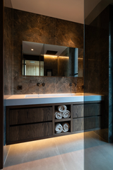 Luxe maatwerk keuken in donker eiken met kookeiland-Len meubelen-Donker eiken keuken,Donkere keuken,Eiken keuken,Greeploze keuken,Keuken,Kookeiland,Marmeren werkblad,Wijnklimaatkast-OBLY