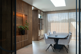 Luxe maatwerk keuken in donker eiken met kookeiland-Len meubelen-Donker eiken keuken,Donkere keuken,Eiken keuken,Greeploze keuken,Keuken,Kookeiland,Marmeren werkblad,Wijnklimaatkast-OBLY
