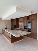 Luxe maatwerk keuken in donker eiken met kookeiland-Len meubelen-Donker eiken keuken,Donkere keuken,Eiken keuken,Greeploze keuken,Keuken,Kookeiland,Marmeren werkblad,Wijnklimaatkast-OBLY