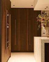 Luxe maatwerk keuken met donkere houtafwerking-voermans-design keuken,donker houten keuken,Keuken,luxe keuken,maatwerk keuken,moderne keuken-Luxe maatwerk keuken met kookeiland | Donker hout interieur-OBLY