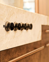 Luxe maatwerk keuken met donkere houtafwerking-voermans-design keuken,donker houten keuken,Keuken,luxe keuken,maatwerk keuken,moderne keuken-Luxe maatwerk keuken met kookeiland | Donker hout interieur-OBLY