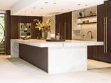 Luxe maatwerk keuken met donkere houtafwerking-voermans-design keuken,donker houten keuken,Keuken,luxe keuken,maatwerk keuken,moderne keuken-Luxe maatwerk keuken met kookeiland | Donker hout interieur-OBLY