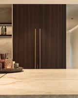 Luxe maatwerk keuken met donkere houtafwerking-voermans-design keuken,donker houten keuken,Keuken,luxe keuken,maatwerk keuken,moderne keuken-Luxe maatwerk keuken met kookeiland | Donker hout interieur-OBLY