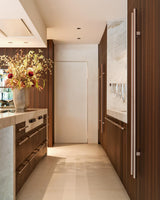 Luxe maatwerk keuken met donkere houtafwerking-voermans-design keuken,donker houten keuken,Keuken,luxe keuken,maatwerk keuken,moderne keuken-Luxe maatwerk keuken met kookeiland | Donker hout interieur-OBLY