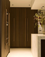Luxe maatwerk keuken met donkere houtafwerking-voermans-design keuken,donker houten keuken,Keuken,luxe keuken,maatwerk keuken,moderne keuken-Luxe maatwerk keuken met kookeiland | Donker hout interieur-OBLY