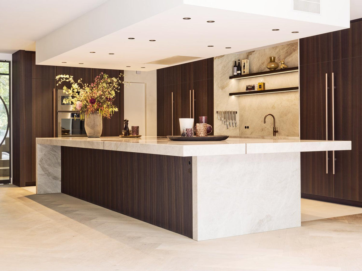 Luxe maatwerk keuken met donkere houtafwerking-voermans-design keuken,donker houten keuken,Keuken,luxe keuken,maatwerk keuken,moderne keuken-Luxe maatwerk keuken met kookeiland | Donker hout interieur-OBLY