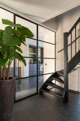 Luxe modern interieur met maatwerk kastenwand en haard-studio stylez-design-interieur,donkere-materialen,doorkijkhaard,glazen-deuren,high-end-interieur,luxe-interieur,maatwerk-kastenwand,modern-interieur,zwarte-kozijnen-Luxe modern interieur met maatwerk kastenwand-OBLY