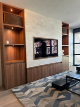 Luxe tv-wand op maat met notenhout en open vakken-JJ interieurs-designinterieur,ingebouwde-kast,interieurmaatwerk,luxe-woonkamer,maatwerkkast,notenhout-interieur,tv-wand-op-maat,wandmeubel-op-maat-Luxe tv-wand op maat met notenhout en verlichting-OBLY