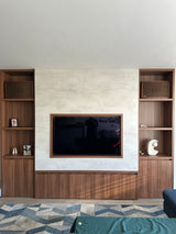 Luxe tv-wand op maat met notenhout en open vakken-JJ interieurs-designinterieur,ingebouwde-kast,interieurmaatwerk,luxe-woonkamer,maatwerkkast,notenhout-interieur,tv-wand-op-maat,wandmeubel-op-maat-Luxe tv-wand op maat met notenhout en verlichting-OBLY