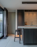 Luxe villa met maatwerk interieur-Oudendorp-badkamermeubel,Donkere keuken,Interieur inspiratie,Keuken op maat,Kookeiland,luxe badkamer,luxe villa,Maatwerk interieur,moderne keuken,moderne villa,Natuursteen,visgraatvloer,vrijstaand ligbad,wellness badkamer,wijnklimaatkast-OBLY