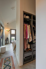 Luxe villa met maatwerk interieur-Oudendorp-badkamermeubel,Donkere keuken,Interieur inspiratie,Keuken op maat,Kookeiland,luxe badkamer,luxe villa,Maatwerk interieur,moderne keuken,moderne villa,Natuursteen,visgraatvloer,vrijstaand ligbad,wellness badkamer,wijnklimaatkast-OBLY
