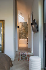Luxe villa met maatwerk interieur-Oudendorp-badkamermeubel,Donkere keuken,Interieur inspiratie,Keuken op maat,Kookeiland,luxe badkamer,luxe villa,Maatwerk interieur,moderne keuken,moderne villa,Natuursteen,visgraatvloer,vrijstaand ligbad,wellness badkamer,wijnklimaatkast-OBLY
