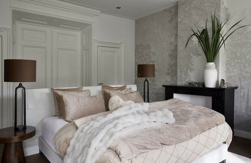 Luxe wandbekleding in serene slaapkamer voor een high-end residentieel project-Dennis v Zanden-woonkamer-Botanische Wandbekleding in Master Bedroom | Exclusief Woonproject Riv-OBLY