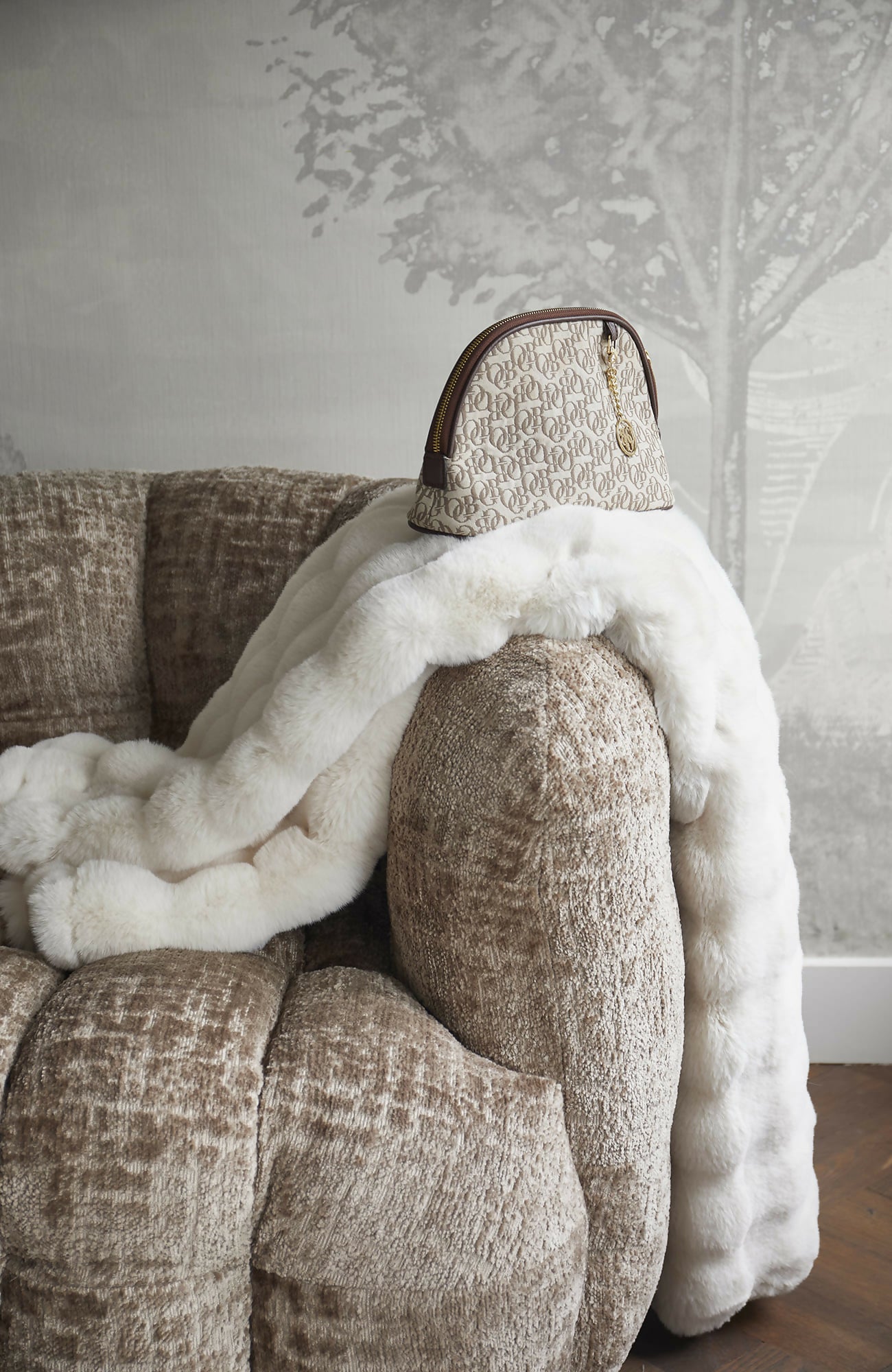 Luxe wandbekleding in serene slaapkamer voor een high-end residentieel project-Dennis v Zanden-elegante woonkamer interieur,luxe woonkamer interieur,moderne woonkamer,rustige woonkamer sfeer,woonkamer,woonkamer met wandbekleding-Botanische Wandbekleding in Master Bedroom | Exclusief Woonproject Riv-OBLY