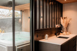 Luxe wellnessruimte in de tuin met jacuzzi-Bosmaat-buitenwellness,exclusievebuitenruimte,houtenbuitenverblijf,jacuzzi,luxeoverkapping,spaattuin,tuinpaviljoen,wellnessintuin-Luxe Tuinpaviljoen met Jacuzzi en Wellnessbeleving-OBLY