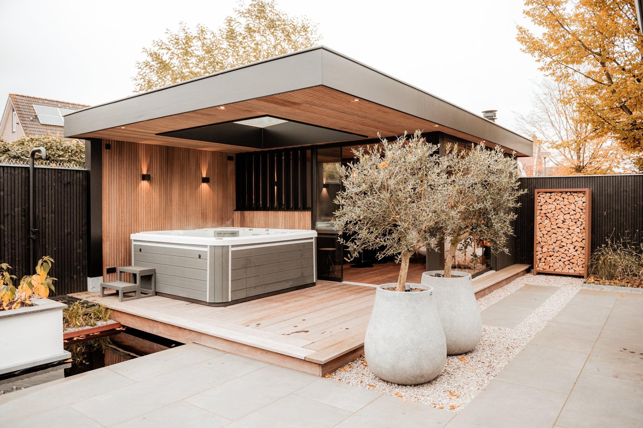 Luxe wellnessruimte in de tuin met jacuzzi-Bosmaat-buitenwellness,exclusievebuitenruimte,houtenbuitenverblijf,jacuzzi,luxeoverkapping,spaattuin,tuinpaviljoen,wellnessintuin-Luxe Tuinpaviljoen met Jacuzzi en Wellnessbeleving-OBLY