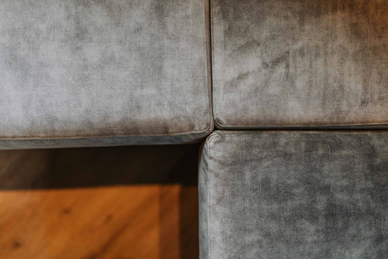 Luxe woonkamer met moderne haard-VAN WOLFSWINKEL WONEN-Woonkamer-OBLY