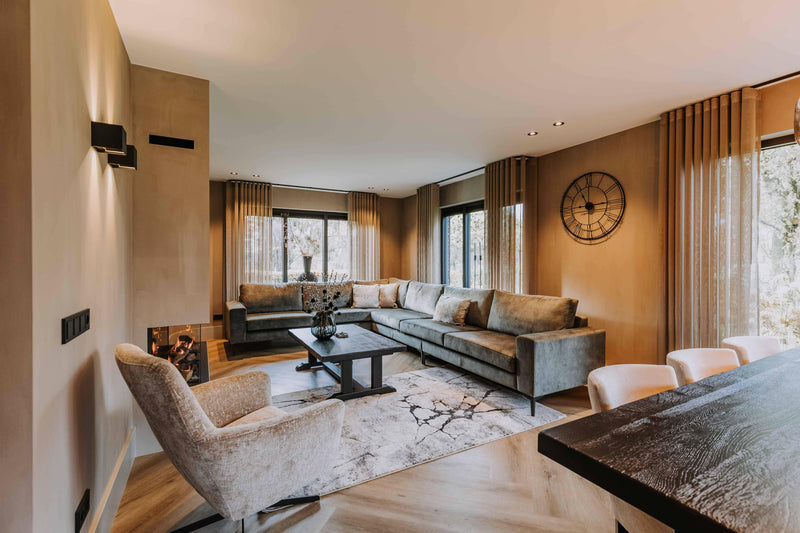 Luxe woonkamer met moderne haard-VAN WOLFSWINKEL WONEN-Woonkamer-OBLY