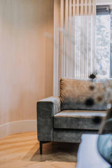 Luxe woonkamer met moderne haard-VAN WOLFSWINKEL WONEN-Woonkamer-OBLY
