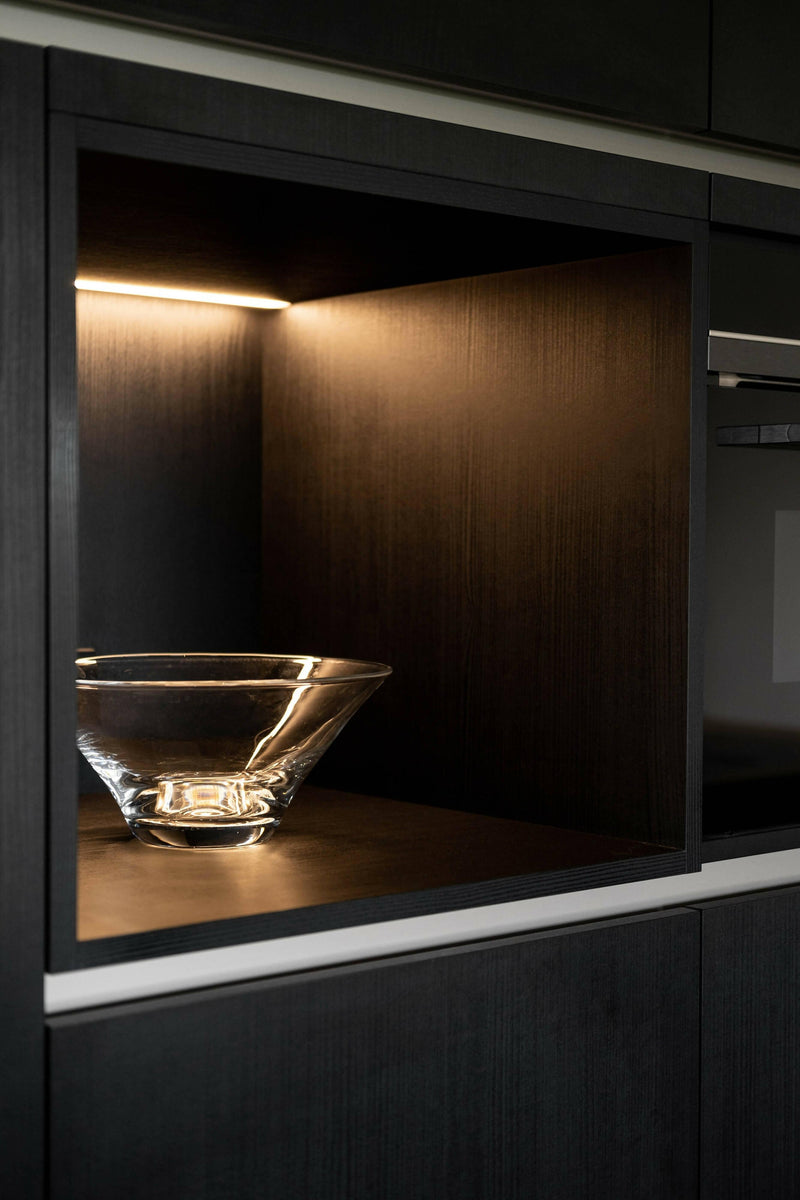 Luxe zwarte keuken met houtstructuur-Het Interieurhuys-keuken-Luxe zwarte keuken met houtstructuur-OBLY