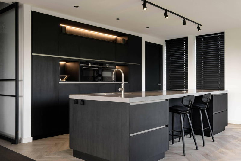 Luxe zwarte keuken met houtstructuur-Het Interieurhuys-keuken-Luxe zwarte keuken met houtstructuur-OBLY
