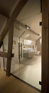 Maatwerk Glas | Beloopbaar Glas, Balustrades & Deuren op Maat-Overveld Glas-Glasdesign,Interieur,keuken met vide,lichte woonkamer,moderne woonkamer,open keuken woonkamer,woonkamer met vide-OBLY