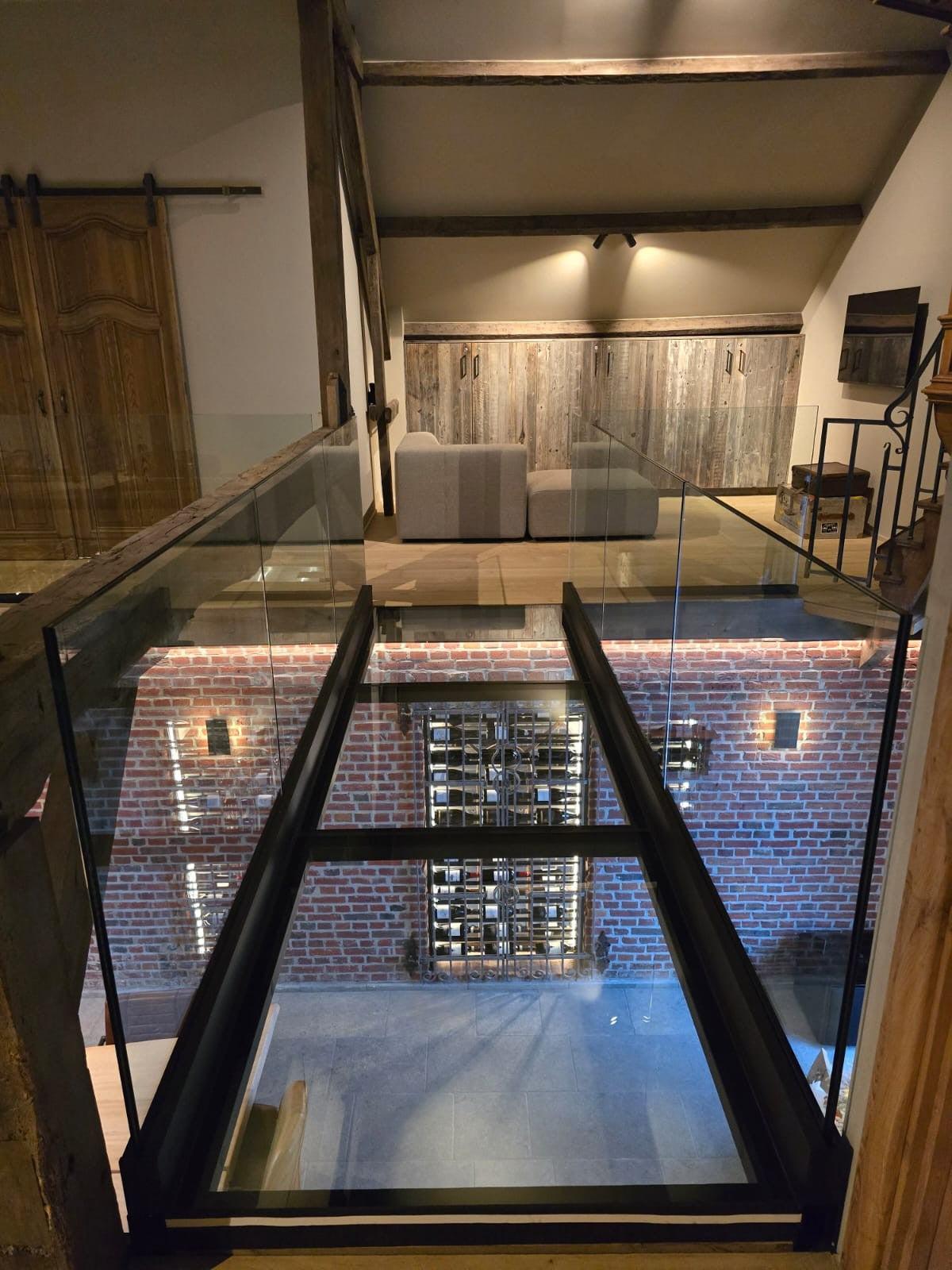 Maatwerk Glas | Beloopbaar Glas, Balustrades & Deuren op Maat-Overveld Glas-Glasdesign,Interieur,keuken met vide,lichte woonkamer,moderne woonkamer,open keuken woonkamer,woonkamer met vide-OBLY