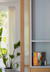 Maatwerk Wandkast met Ensuite Schuifdeur | Witteveen Interieurbouw-WITTEVEEN MEUBEL & INTERIEURBOUW-ensuite schuifdeur,maatwerk wandkast,moderne woonkamer,opbergkast op maat,tv wand op maat-OBLY