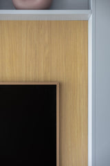Maatwerk Wandkast met Ensuite Schuifdeur | Witteveen Interieurbouw-WITTEVEEN MEUBEL & INTERIEURBOUW-ensuite schuifdeur,maatwerk wandkast,moderne woonkamer,opbergkast op maat,tv wand op maat-OBLY