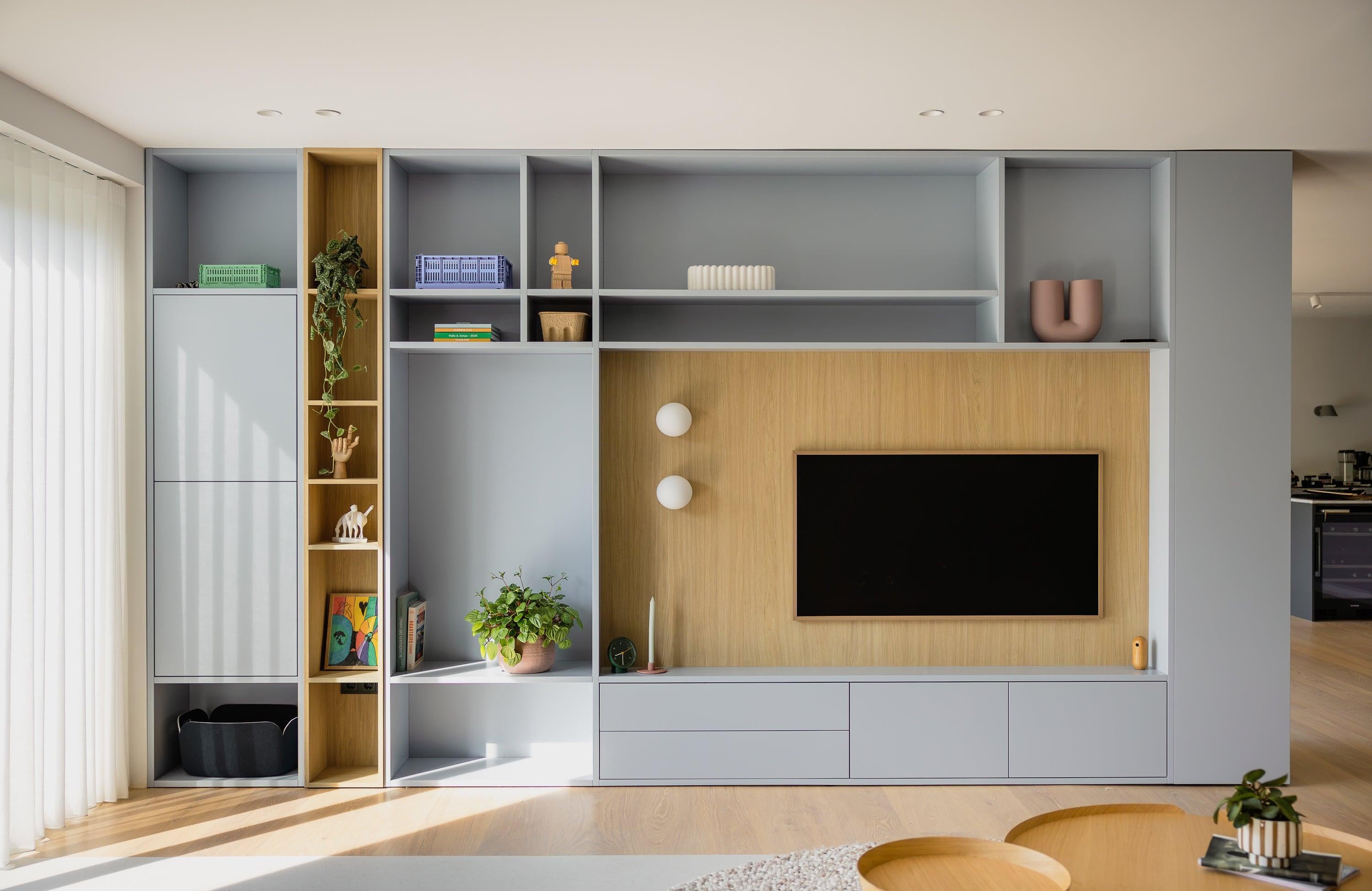 Maatwerk Wandkast met Ensuite Schuifdeur | Witteveen Interieurbouw-WITTEVEEN MEUBEL & INTERIEURBOUW-ensuite schuifdeur,maatwerk wandkast,moderne woonkamer,opbergkast op maat,tv wand op maat-OBLY